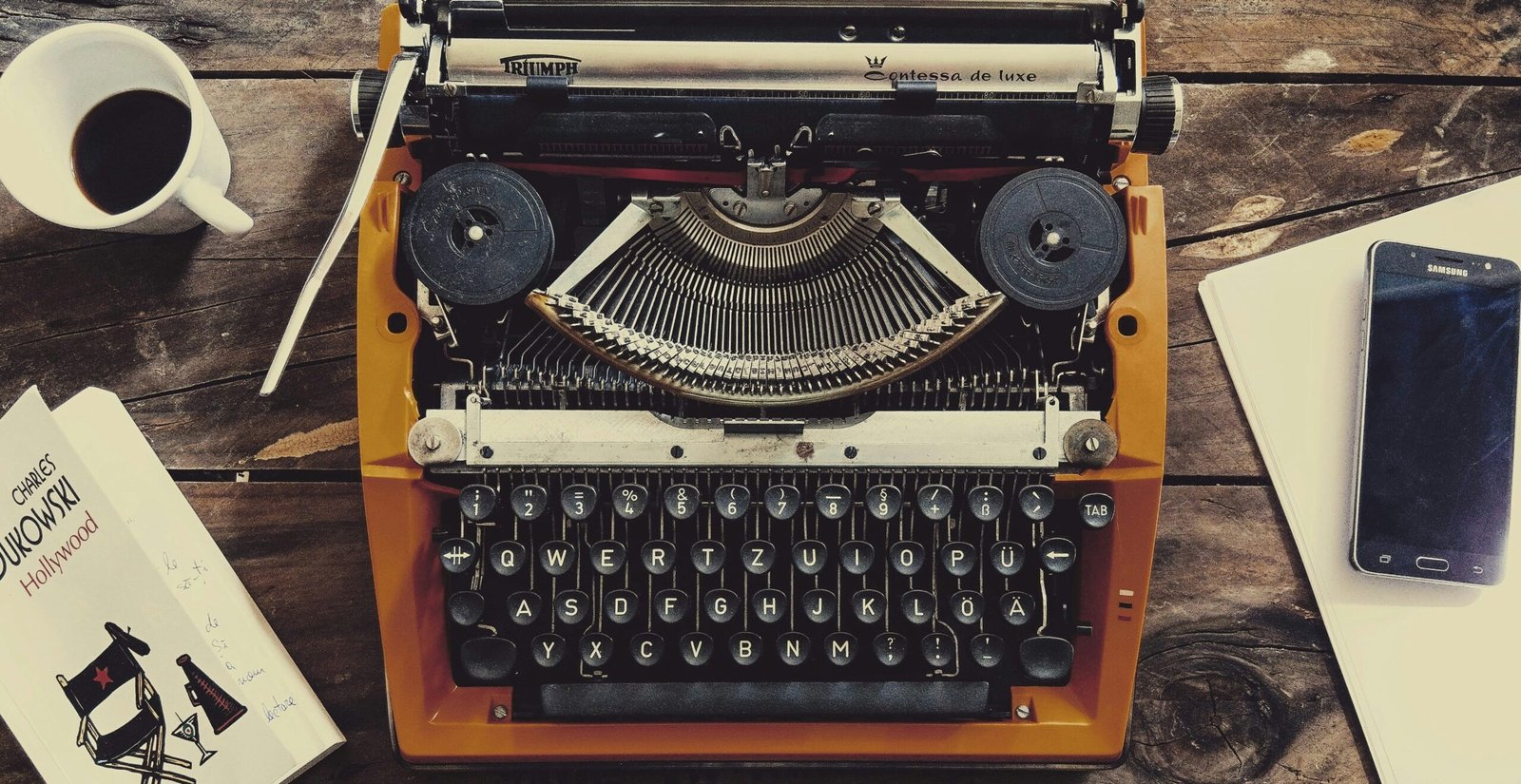 Máquina de datilografar — a escrita do conto como ato de silêncio e coragem