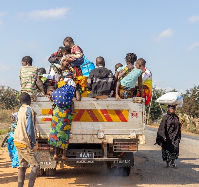 Rua de vila em Cabo Delgado com casas danificadas