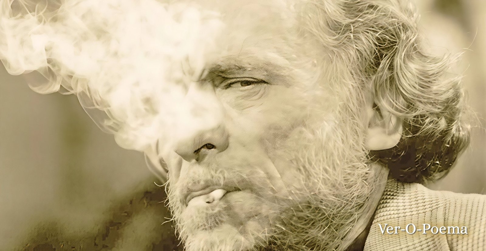 Charles Bukowski em retrato preto e branco, com fundo suave e atmosfera literária