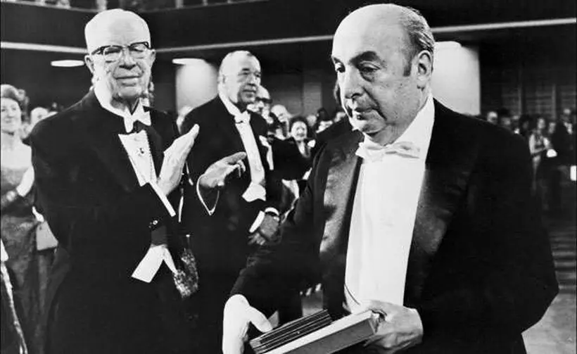 Pablo Neruda recebendo o Prêmio Nobel de Literatura em 1971