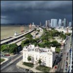 COP30 em Belém do Pará: multidão, bandeiras e céu tropical