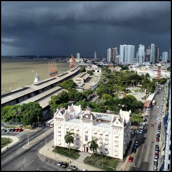 COP30 em Belém do Pará: multidão, bandeiras e céu tropical