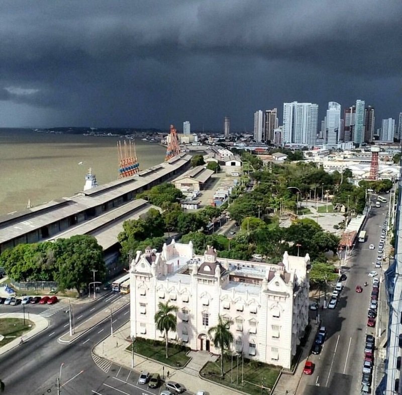COP30 em Belém do Pará: multidão, bandeiras e céu tropical