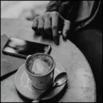 Aquele café — conto breve por Edson Flávio (Ver-O-Poema)