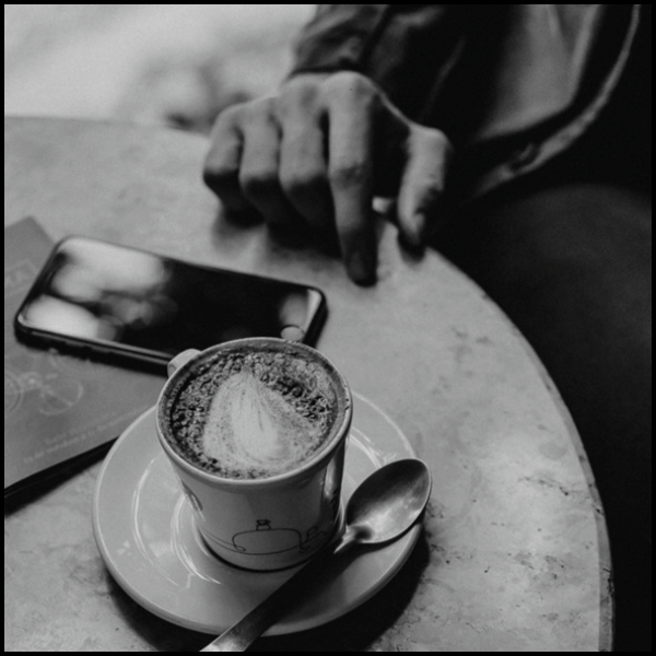 Aquele café — conto breve por Edson Flávio (Ver-O-Poema)