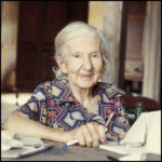 A obra de Cora Coralina nasce do chão de Goiás e da alma das mulheres que sustentaram o país em silêncio. Sua poesia é pão, é barro, é permanência.