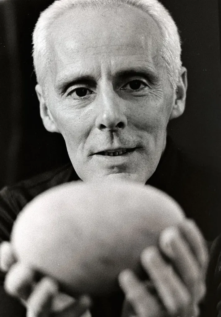 Mário Cesariny (1923-2006) foi um poeta, tradutor, crítico, ensaísta e artista plástico nascido e falecido em Lisboa, Portugal.