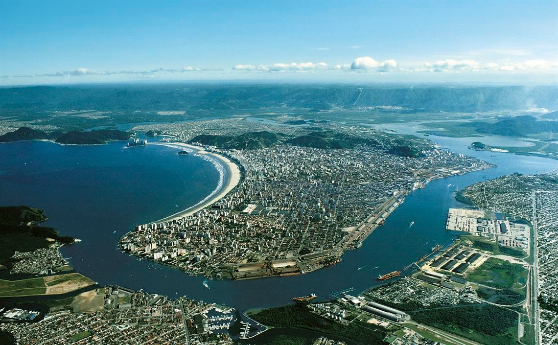 Vista da praia de Santos, com o canal e o porto, sob um céu dramático. Imagem para a postagem de Flávio Viegas Amoreira.