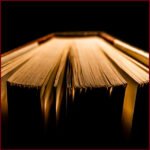 Livros abertos e páginas envelhecidas evocando a memória e a diversidade da poesia no Ver-O-Poema