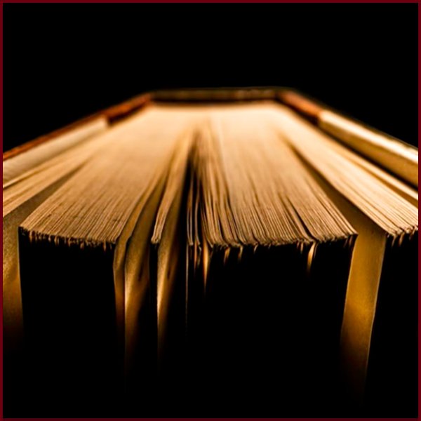 Livros abertos e páginas envelhecidas evocando a memória e a diversidade da poesia no Ver-O-Poema