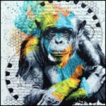 Fotografia artística em tom sépia de um chimpanzé em pose reflexiva, com a mão no queixo, sobre um fundo de papel envelhecido com bordas rasgadas, remetendo a uma página de livro antigo da crônica "A História do Macaco Chimpanzé".