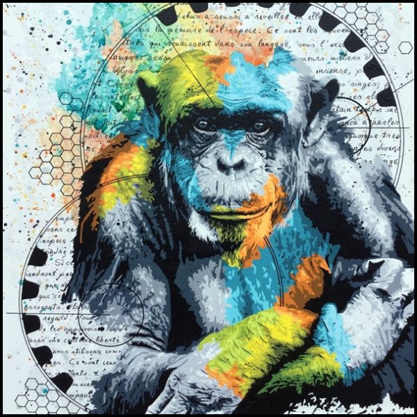 Fotografia artística em tom sépia de um chimpanzé em pose reflexiva, com a mão no queixo, sobre um fundo de papel envelhecido com bordas rasgadas, remetendo a uma página de livro antigo da crônica "A História do Macaco Chimpanzé".