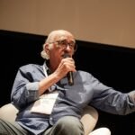 Zuenir Ventura fala ao microfone durante o Congresso Internacional de Jornalismo Investigativo da Abraji, em 2018.