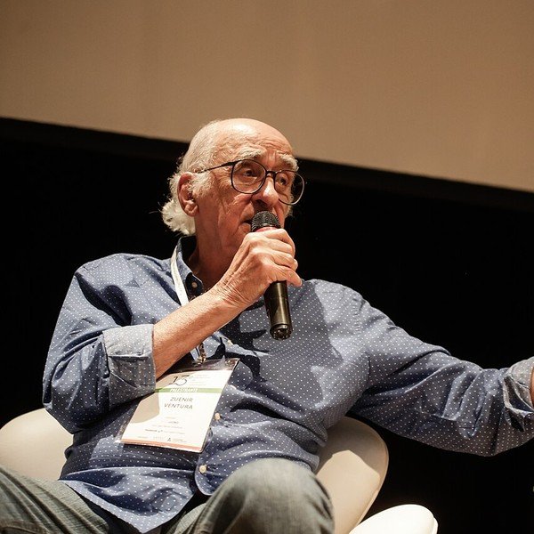Zuenir Ventura fala ao microfone durante o Congresso Internacional de Jornalismo Investigativo da Abraji, em 2018.